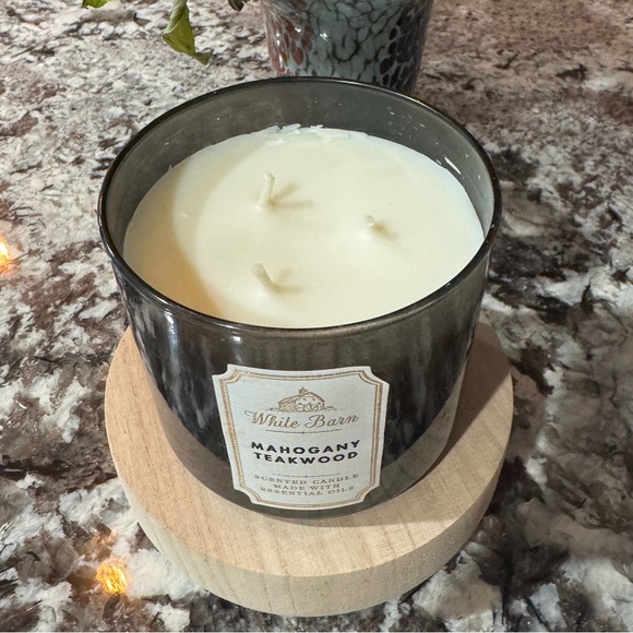 White Barn Mahogany Teakwood Candle - Picture 3 of 4